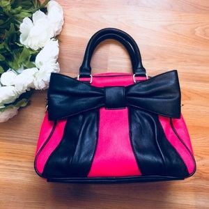 Beautiful bow Betsey Johnson, hot pink and black